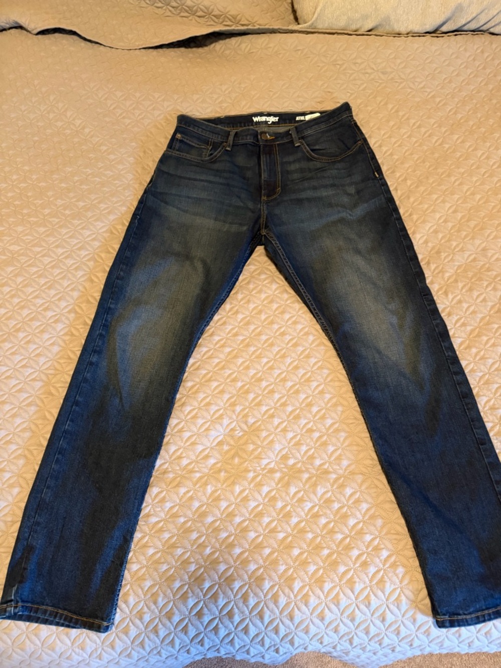 Men’s Wrangler Athletic fit  Dark rinse Denim